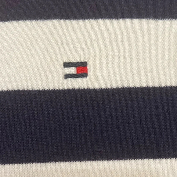 Size Large Tshirt, Tommy Hilfiger - Picture 4 of 5